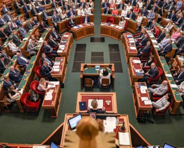 Premierul Peter Magyar propune ca parlamentarii maghiari să nu poată rămâne mai mult de 12 ani în legislativ