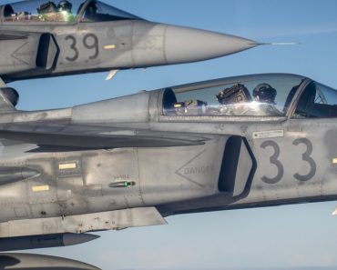 Avioane de luptă ungare JAS 39 Gripen ale NATO au fost ridicate la granița cu România pentru interceptarea unui avion de linie chinez