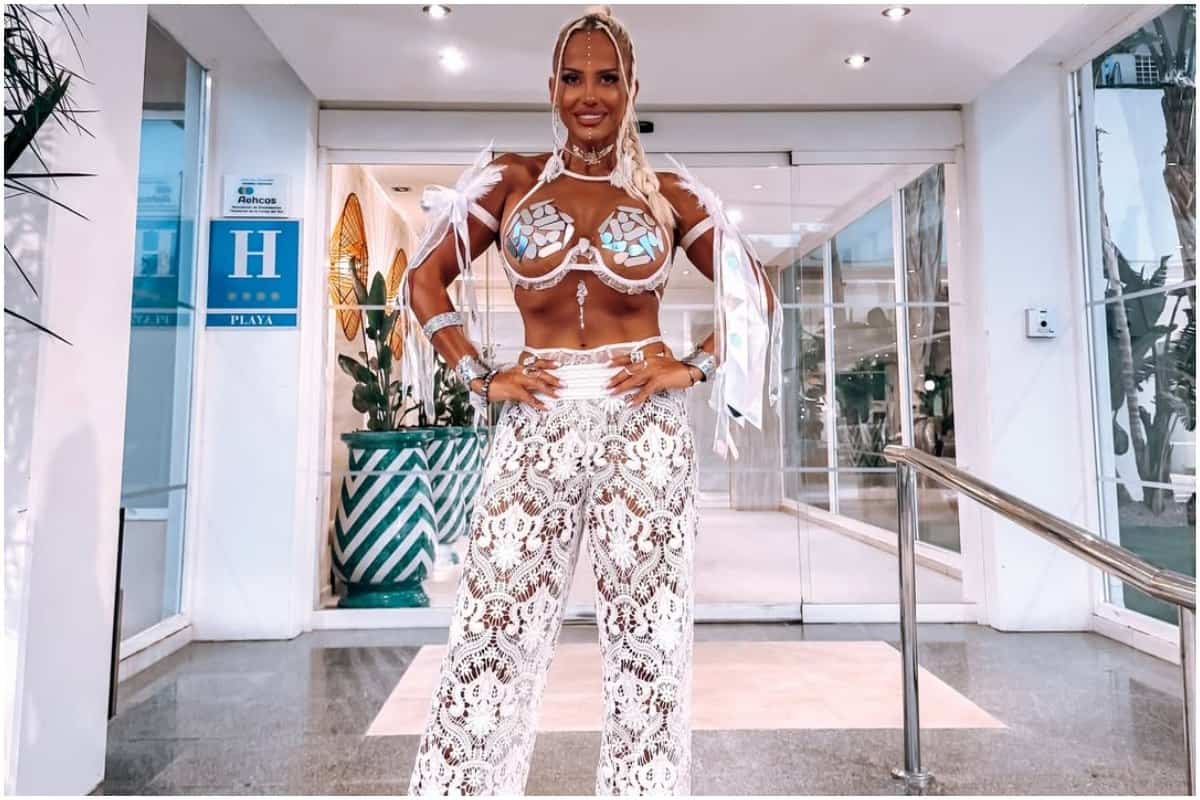 Anda Adam și-a etalat silueta în costum de baie, după ce a slăbit. Vedeta a făcut show la o piscină din Capitală