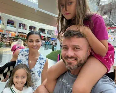 Gabriela Cristea și Tavi Clonda, criticați după o apariție alături de fiicele lor: „Fetele sunt tot nepieptănate” Gabriela Cristea și Tavi Clonda, criticați după o apariție alături de fiicele lor: „Fetele sunt tot nepieptănate”