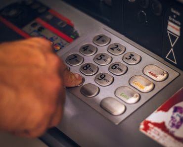 Când vor fi livrate pensiile pe card în luna iulie. Ora poate să difere în funcție de bancă
