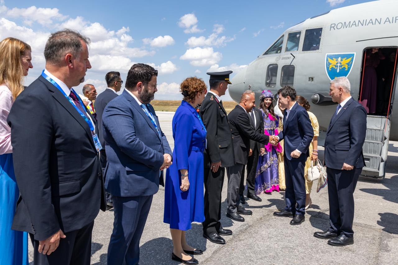 Ținuta aleasă de Mirabela Grădinaru pentru întâlnirea cu Donald Trump. Cum s-a îmbrăcat partenera lui Nicușor Dan Ținuta aleasă de Mirabela Grădinaru pentru întâlnirea cu Donald Trump. Cum s-a îmbrăcat partenera lui Nicușor Dan