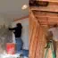 Doi tineri și-au construit singuri casa pentru a reduce costurile. „Am smuls faianța de pe pereți de nenumărate ori pentru că nu arăta cum îmi doream”