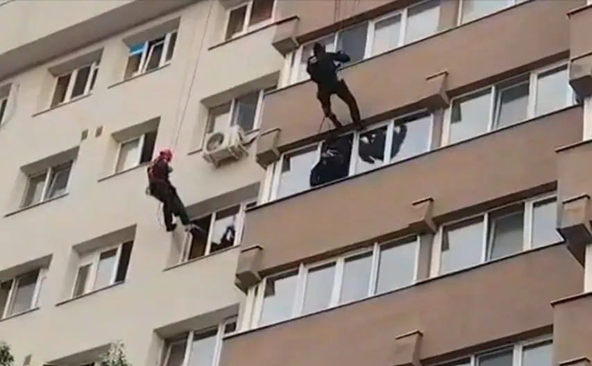 Cine este femeia care și-ar fi ținut iubitul ostatic în București. Victima este un avocat cunoscut și a fost salvat de mascați Cine este femeia care și-ar fi ținut iubitul ostatic în București. Victima este un avocat cunoscut și a fost salvat de mascați