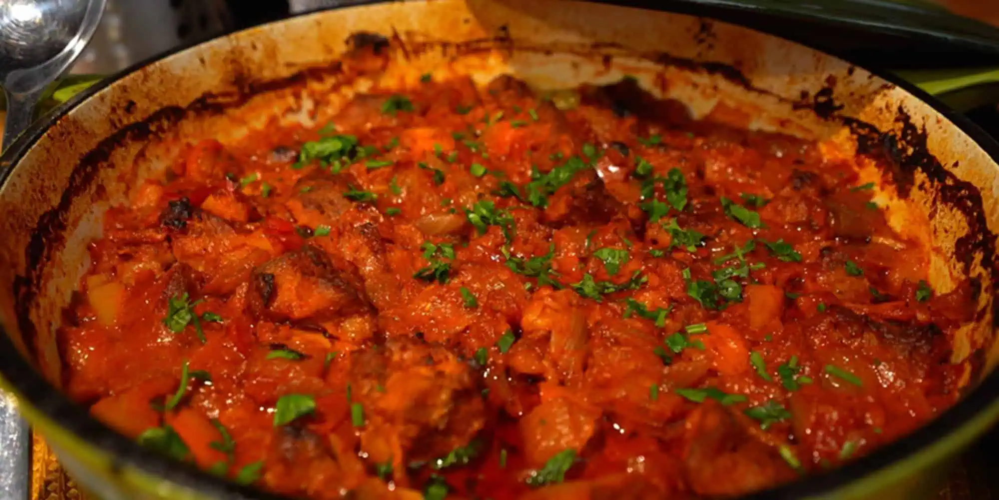 Preparatul delicios de care nu te vei mai sătura în această vară! Cum se pregătește ușor ceafa de porc la cuptor cu ceapă și ardei