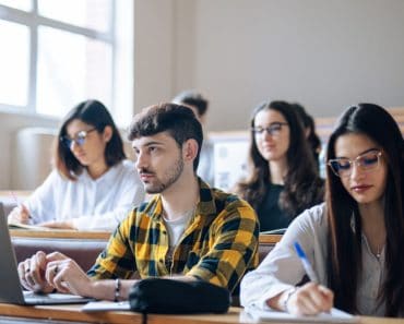 Facultăți unde poți intra fără examen de admitere în 2026. Lista universităților care iau în calcul media de la bacalaureat