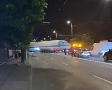 Un avion a blocat complet traficul pe o stradă din Cluj. Imaginile au devenit virale: „Merge cu noi pe șosea și eu nu știu?” Un avion a blocat complet traficul pe o stradă din Cluj. Imaginile au devenit virale: „Merge cu noi pe șosea și eu nu știu?”