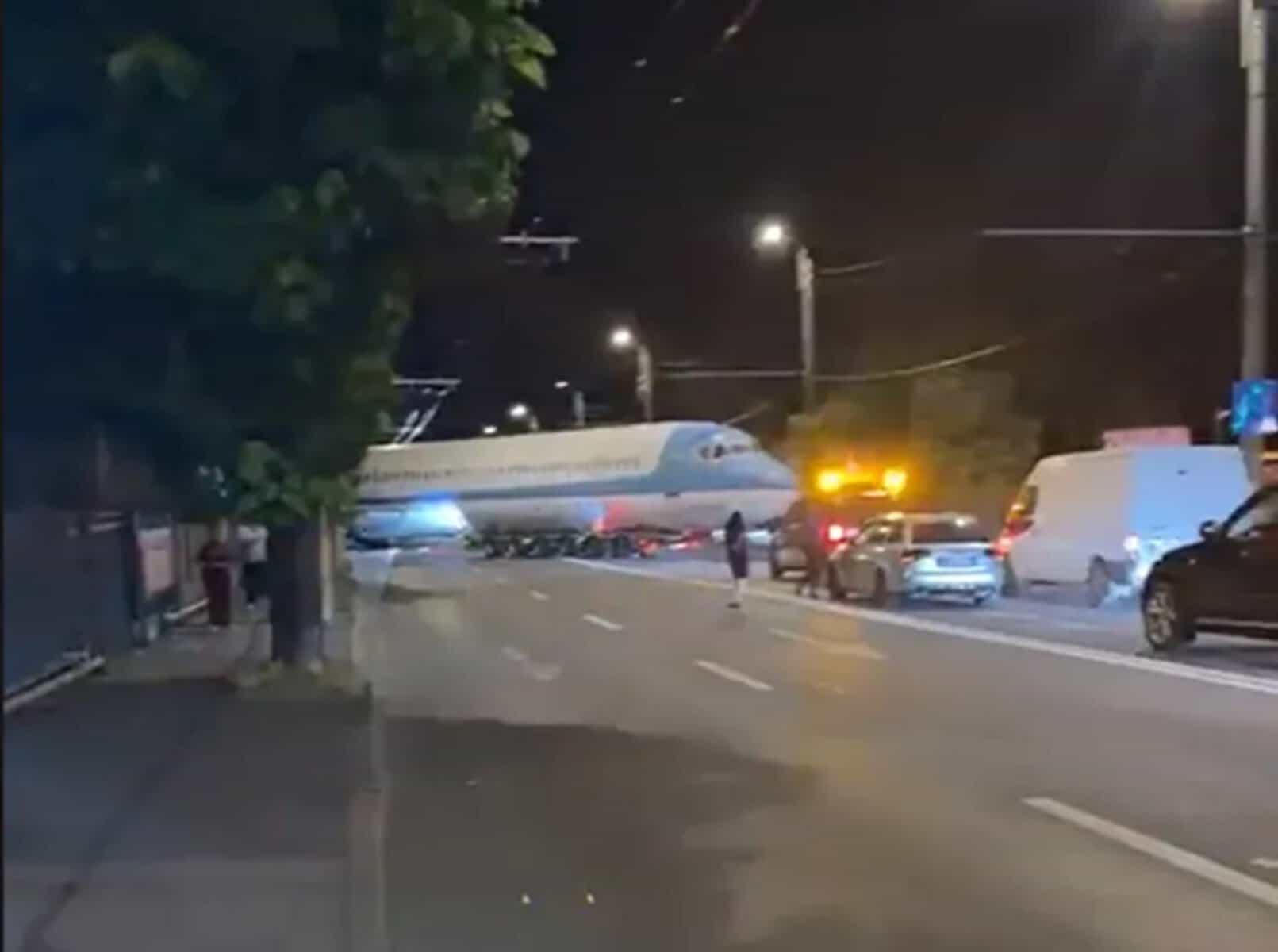 Un avion a blocat complet traficul pe o stradă din Cluj. Imaginile au devenit virale: „Merge cu noi pe șosea și eu nu știu?” Un avion a blocat complet traficul pe o stradă din Cluj. Imaginile au devenit virale: „Merge cu noi pe șosea și eu nu știu?”