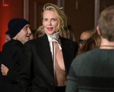 Charlize Theron, apariție rară alături de cele două fiice ale sale. August și Jackson au atras toate privirile la premiera filmului Odiseea Charlize Theron, apariție rară alături de cele două fiice ale sale. August și Jackson au atras toate privirile la premiera filmului Odiseea