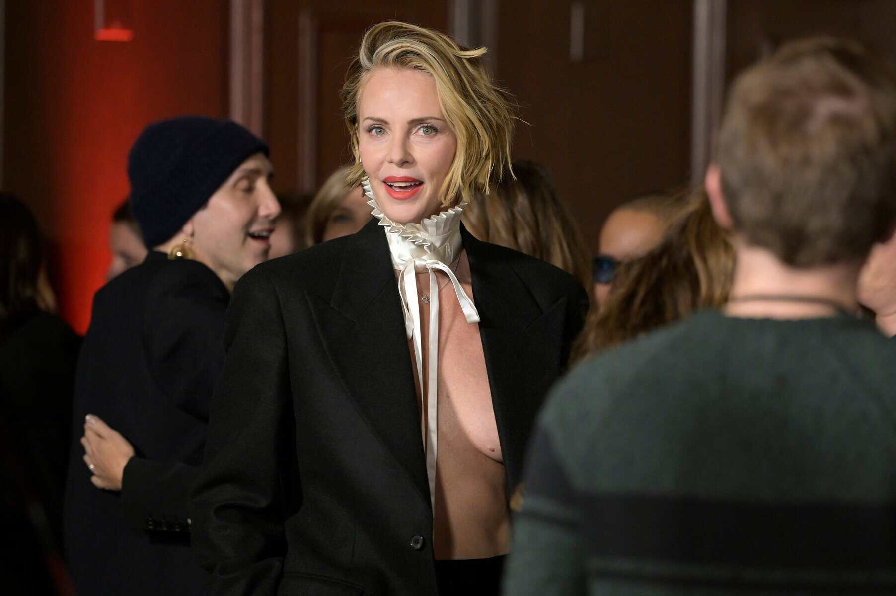 Charlize Theron, împreună cu cele două fiice, la premiera filmului „Odiseea”. August și Jackson au atras toate privirile Charlize Theron, împreună cu cele două fiice, la premiera filmului „Odiseea”. August și Jackson au atras toate privirile