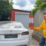 Un mecanic român din Marea Britanie a cumpărat o Tesla defectă cu doar 4.500 de lire și a decis să o repare. Cât l-a costat