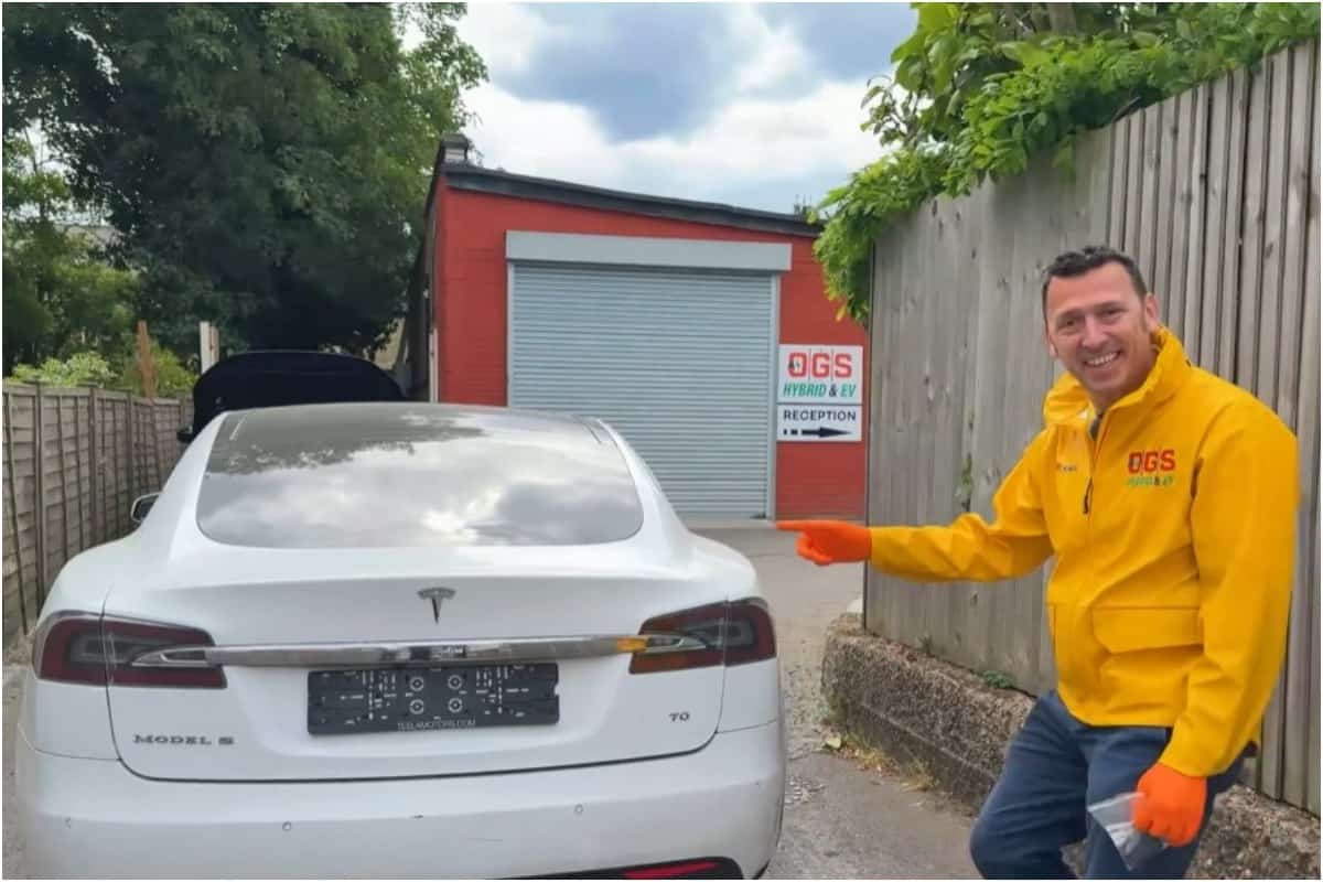 Un mecanic român din Marea Britanie a cumpărat o Tesla defectă cu doar 4.500 de lire și a decis să o repare. Cât l-a costat