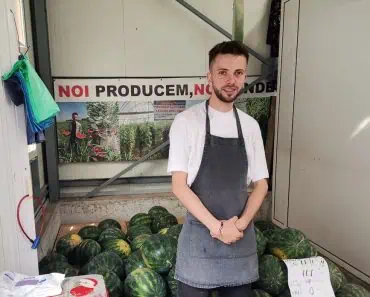 Fermierul din Olt care vinde pepenii de opt ori mai scump decât alți producători: „Pentru 0,5 lei/kg nu mă obosesc să-i culeg” Fermierul din Olt care vinde pepenii de opt ori mai scump decât alți producători: „Pentru 0,5 lei/kg nu mă obosesc să-i culeg”