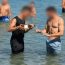 Scandal uriaș în Grecia, după un videoclip viral din Paros. Ospătarul care servește turiștii mergând prin mare: ospitalitate sau exploatare?