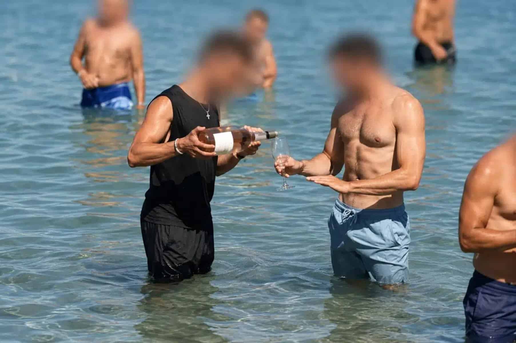 Scandal uriaș în Grecia, după un videoclip viral din Paros. Ospătarul care servește turiștii mergând prin mare: ospitalitate sau exploatare?