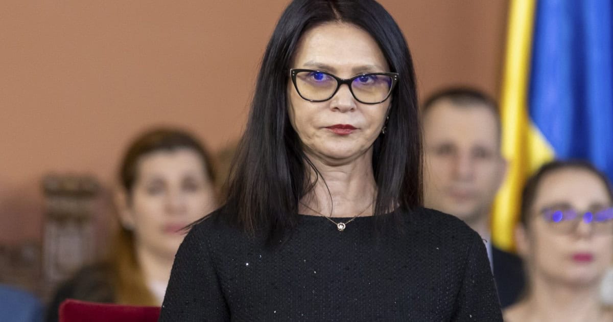 Judecătoarea Ionela Tudor, celebră pentru propoziţia „m-a sunat Lia”, se reîntoarce în magistratură, la 5 luni după pensionare
