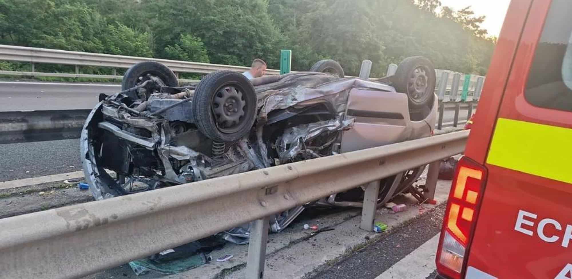 Accident cumplit pe autostrada A1. O fetiță de cinci ani a murit, iar o femeie și un copil de un an au ajuns la spital Accident cumplit pe autostrada A1. O fetiță de cinci ani a murit, iar o femeie și un copil de un an au ajuns la spital