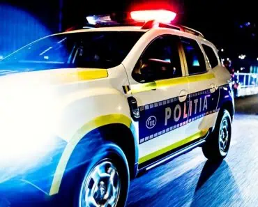 Poți depăși o mașină de poliție dacă circulă prea încet? Ce spune Codul Rutier 2026 Poți depăși o mașină de poliție dacă circulă prea încet? Ce spune Codul Rutier 2026