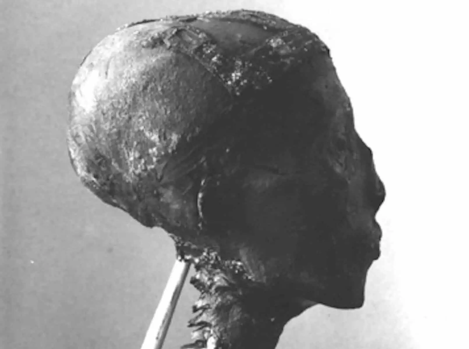Secretul tulburător al mumiei lui Tutankhamon. De ce i-a fost desprins capul și apoi lipit la loc Secretul tulburător al mumiei lui Tutankhamon. De ce i-a fost desprins capul și apoi lipit la loc
