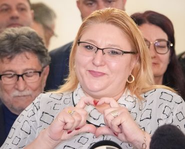 Șoșoacă, la plimbare prin Dobrogea cu o decapotabilă și ochelari Gucci. Internauții au luat foc Șoșoacă, la plimbare prin Dobrogea cu o decapotabilă și ochelari Gucci. Internauții au luat foc