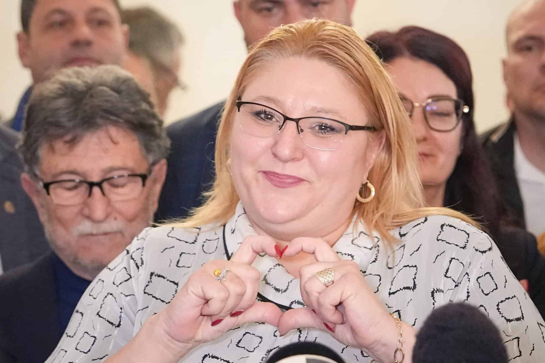 Șoșoacă, la plimbare prin Dobrogea cu o decapotabilă și ochelari Gucci. Internauții au luat foc