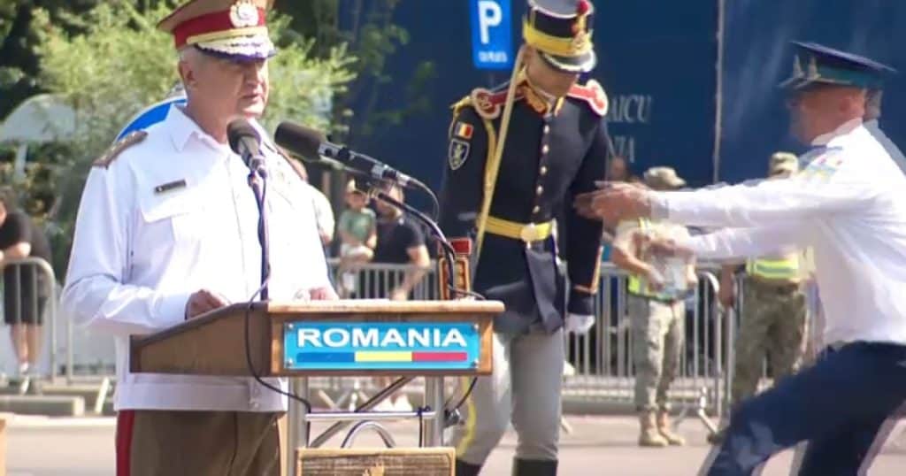Incident la ceremonia de Ziua Aviației: un militar aproape că leșină lângă șeful Armatei, care îl ignoră și își continuă discursul