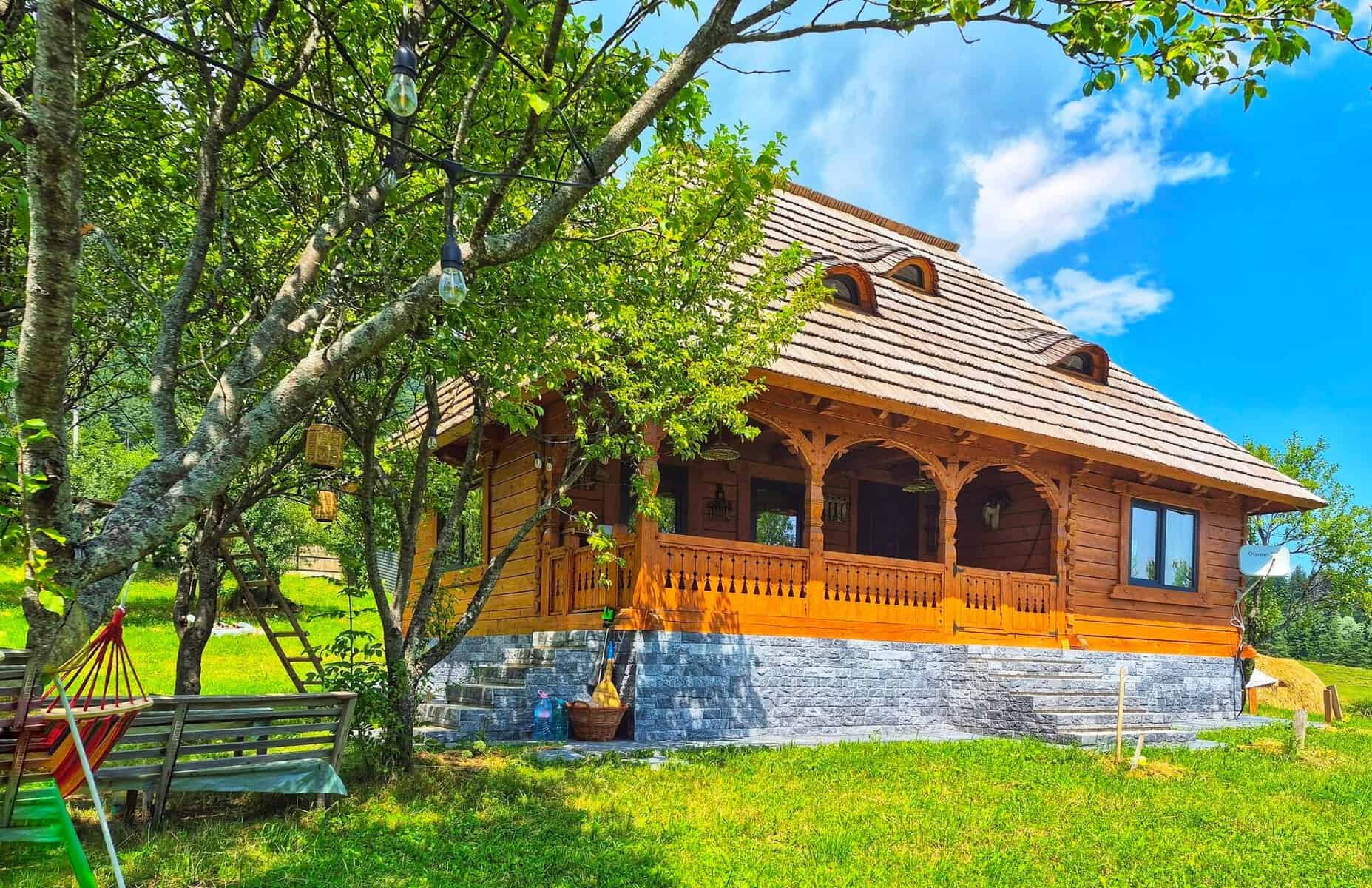 Casa de poveste care face furori pe internet. Are iaz cu nuferi, sobă tradițională și 4.000 mp de teren. Cu cât se vinde? Casa de poveste care face furori pe internet. Are iaz cu nuferi, sobă tradițională și 4.000 mp de teren. Cu cât se vinde?