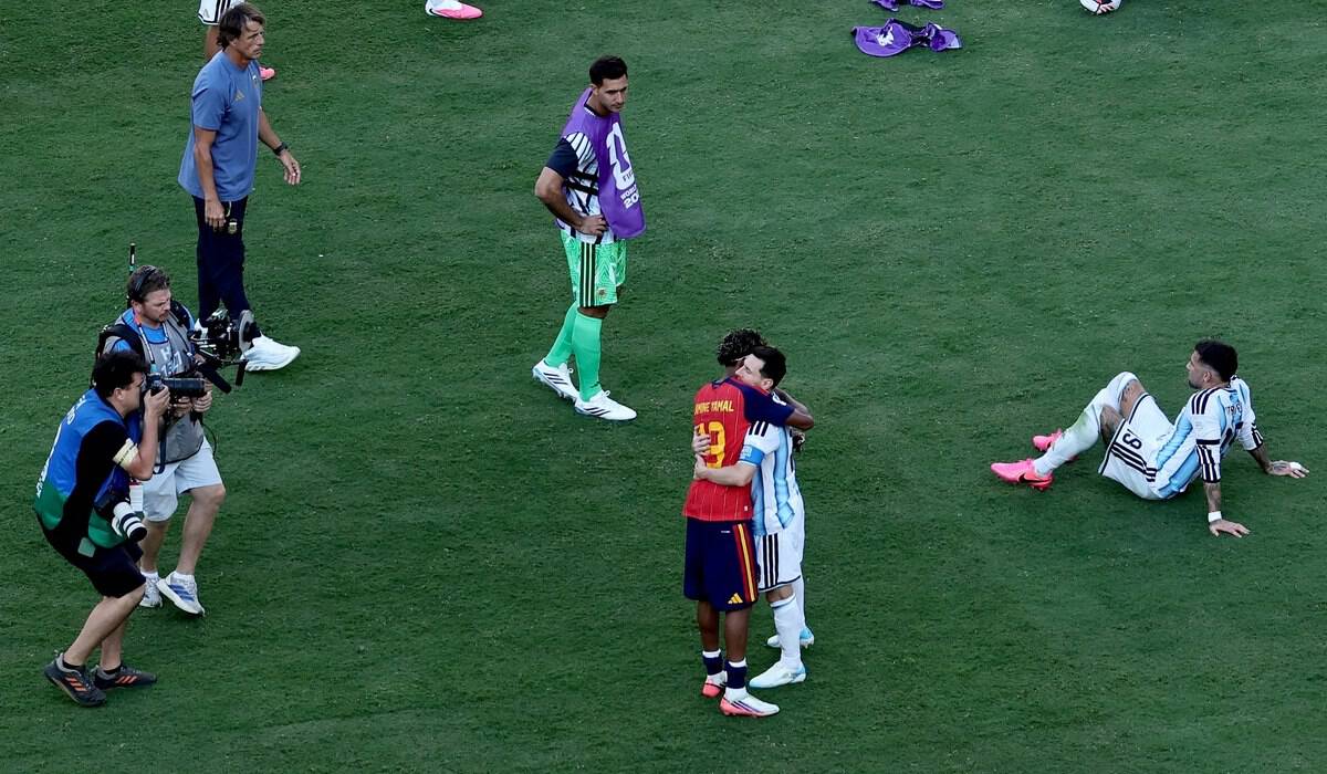 Gestul viral cu Messi și Yamal. Spaniolul l-a ridicat și îmbărbătat pe argentinian Gestul viral cu Messi și Yamal. Spaniolul l-a ridicat și îmbărbătat pe argentinian