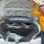 Un mecanic român din Marea Britanie a cumpărat cea mai ieftină Tesla de pe piață pentru a o repara. Cât l-a costat