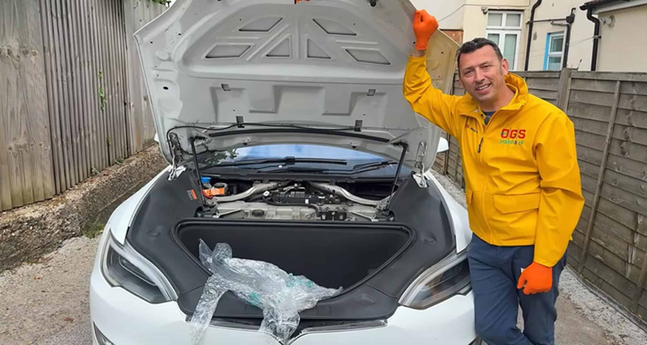 Un mecanic român din Marea Britanie a cumpărat cea mai ieftină Tesla de pe piață pentru a o repara. Cât l-a costat Un mecanic român din Marea Britanie a cumpărat cea mai ieftină Tesla de pe piață pentru a o repara. Cât l-a costat