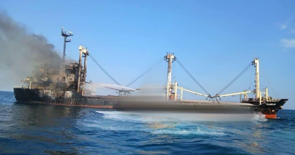 O navă comercială turcă, lovită de rachete rusești în Marea Neagră. Cinci marinari au fost uciși, anunță Kievul