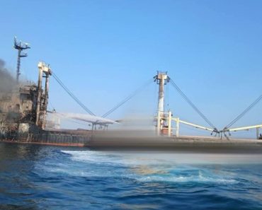 O navă comercială turcă, lovită de rachete rusești în Marea Neagră. Cinci marinari au fost uciși, anunță Kievul