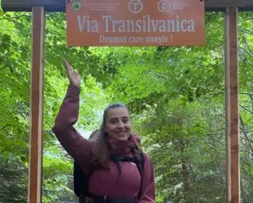 A plecat pe Via Transilvanica și s-a cazat la Mănăstirea Putna. Cât a plătit o turistă pe noapte A plecat pe Via Transilvanica și s-a cazat la Mănăstirea Putna. Cât a plătit o turistă pe noapte