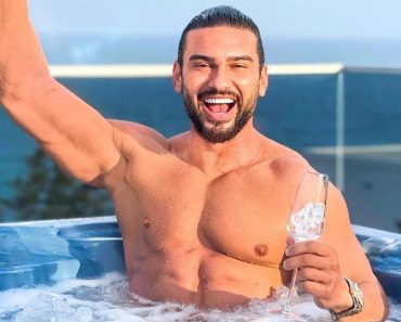 Cum arată casa lui Dorian Popa. Artistul le-a făcut fanilor un tur complet al vilei sale Cum arată casa lui Dorian Popa. Artistul le-a făcut fanilor un tur complet al vilei sale