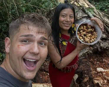 Un tânăr din Statele Unite și-a schimbat complet viața pentru a trăi într-un trib, după ce s-a îndrăgostit de o femeie din Ecuador