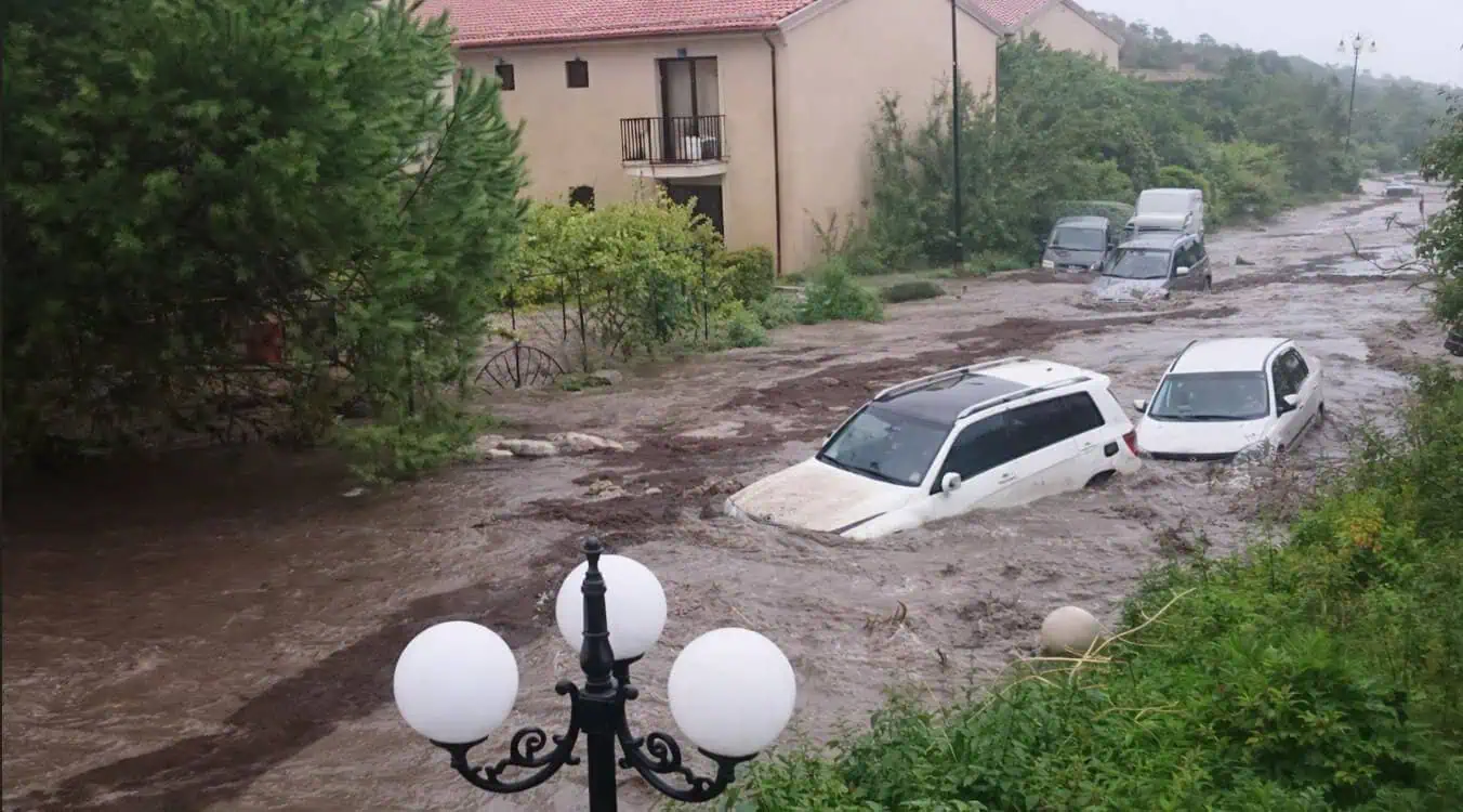 Furtună devastatoare în Bulgaria. Stațiunile preferate ale turiștilor au fost distruse de vânt