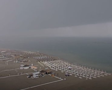 Ce se întâmplă pe litoral! Cu temperaturi de doar 17 grade, turiștii au abandonat plaja Ce se întâmplă pe litoral! Cu temperaturi de doar 17 grade, turiștii au abandonat plaja