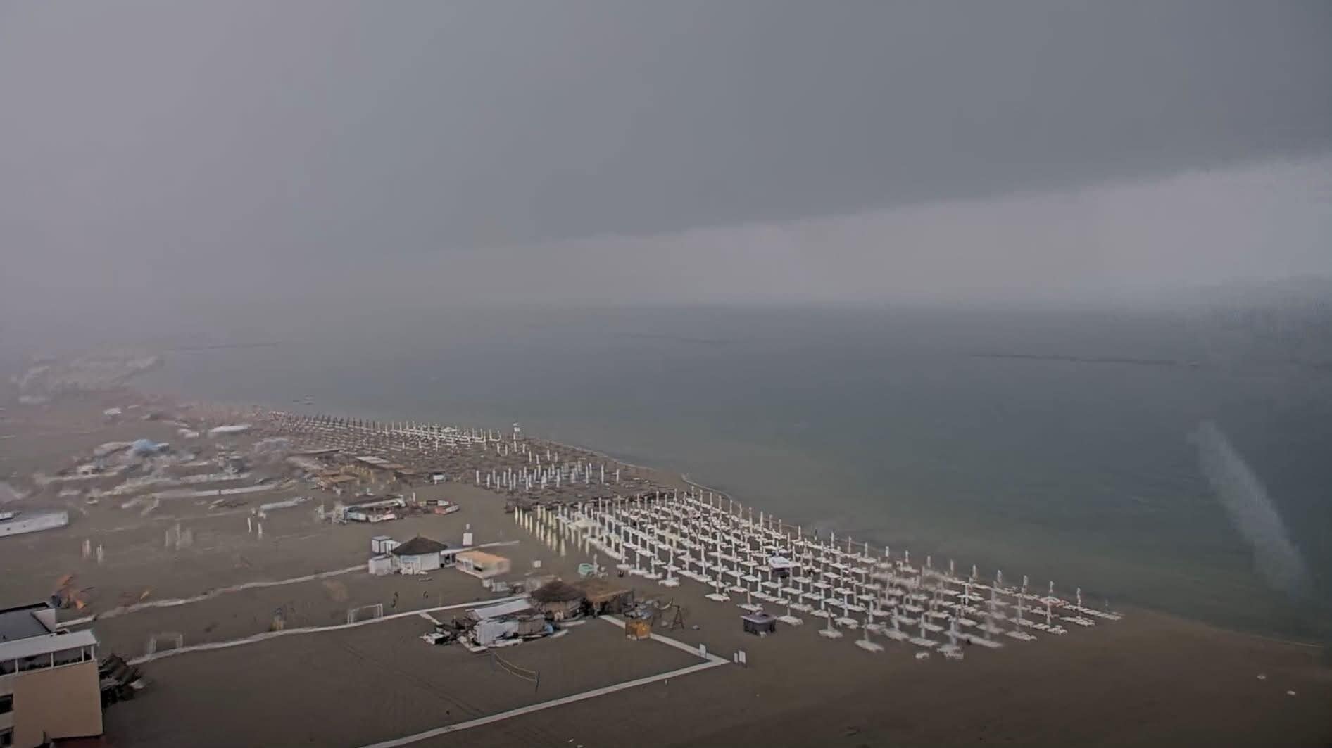 Ce se întâmplă pe litoral! Cu temperaturi de doar 17 grade, turiștii au abandonat plaja