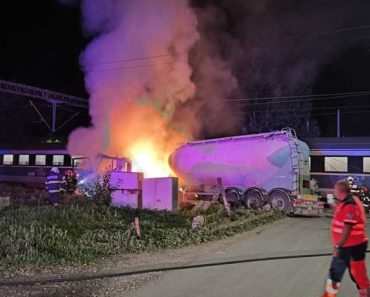 Accident între un tren de călători care se îndrepta spre Constanţa şi o autocisternă: 200 de călători evacuaţi. Camionul a luat foc