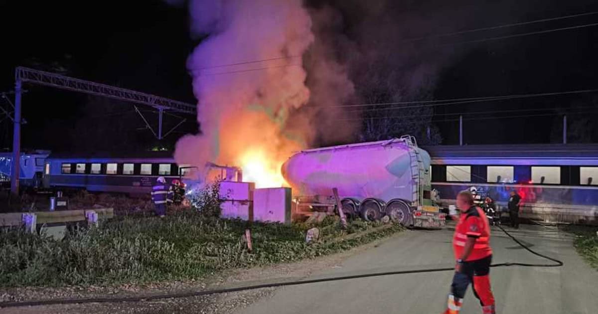 Accident între un tren de călători care se îndrepta spre Constanţa şi o autocisternă: 200 de călători evacuaţi. Camionul a luat foc