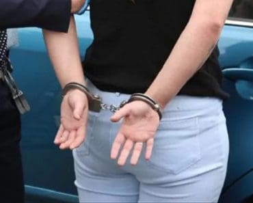 Premieră în România. O femeie a fost arestată pentru că și-a amenințat soțul cu acte de violență