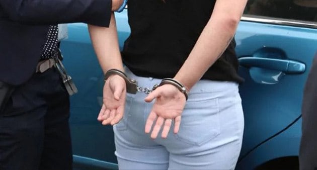 Premieră în România. O femeie a fost arestată pentru că și-a amenințat soțul cu acte de violență Premieră în România. O femeie a fost arestată pentru că și-a amenințat soțul cu acte de violență
