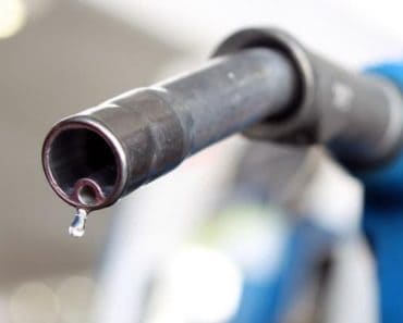 Senatul a adoptat proiectul privind reducerea accizei la carburanți. Motorina s-ar putea ieftini cu până la 84 de bani pe litru