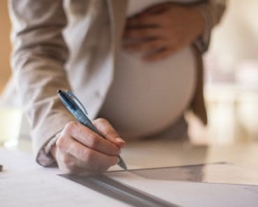Cu cât se reduce vârsta de pensionare a femeilor care au crescut copii. Cine beneficiază de acest drept prevăzut de lege
