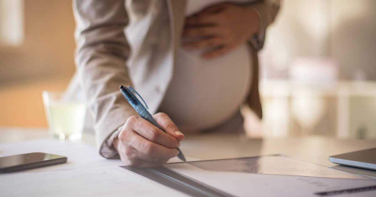 Cu cât se reduce vârsta de pensionare a femeilor care au crescut copii. Cine beneficiază de acest drept prevăzut de lege