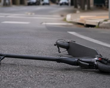 Incident neobișnuit în Brăila. Poliția investighează dacă un copil de 12 ani a fost rănit de un obiect căzut din aer Incident neobișnuit în Brăila. Poliția investighează dacă un copil de 12 ani a fost rănit de un obiect căzut din aer