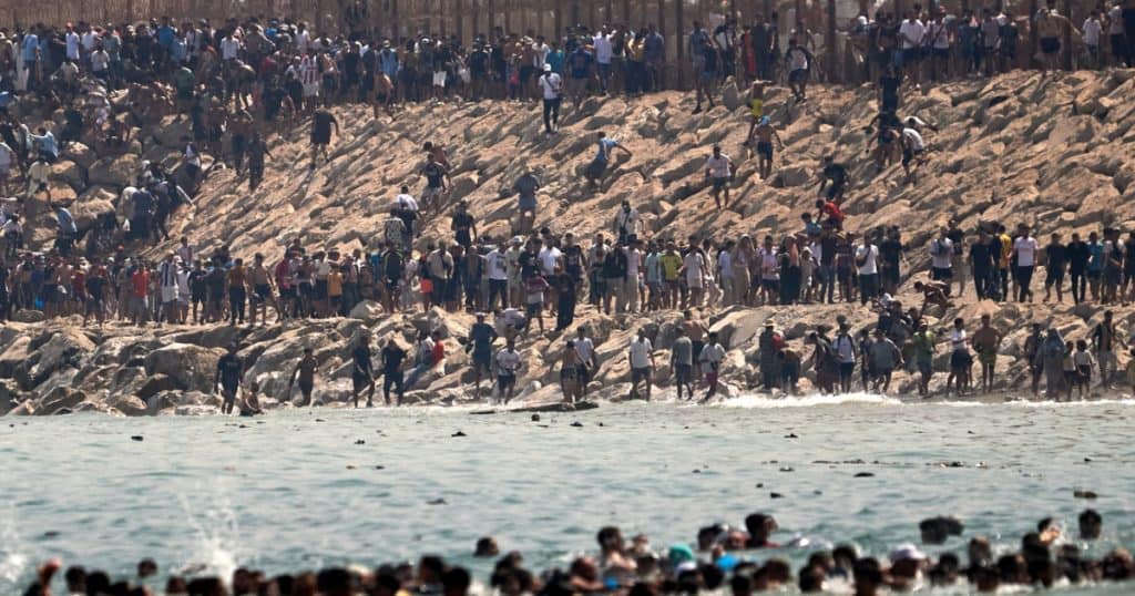 Urgență umanitară și socială absolută în Spania. Imagini incredibile, cu mii de migranți care încearcă să ajungă în exclava Ceuta