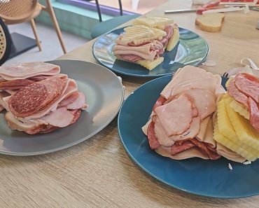 2,6 kilograme de alimente au fost luate în cameră din restaurantul unui hotel de 4 stele. Pozele au stârnit dezbateri în mediul online 2,6 kilograme de alimente au fost luate în cameră din restaurantul unui hotel de 4 stele. Pozele au stârnit dezbateri în mediul online