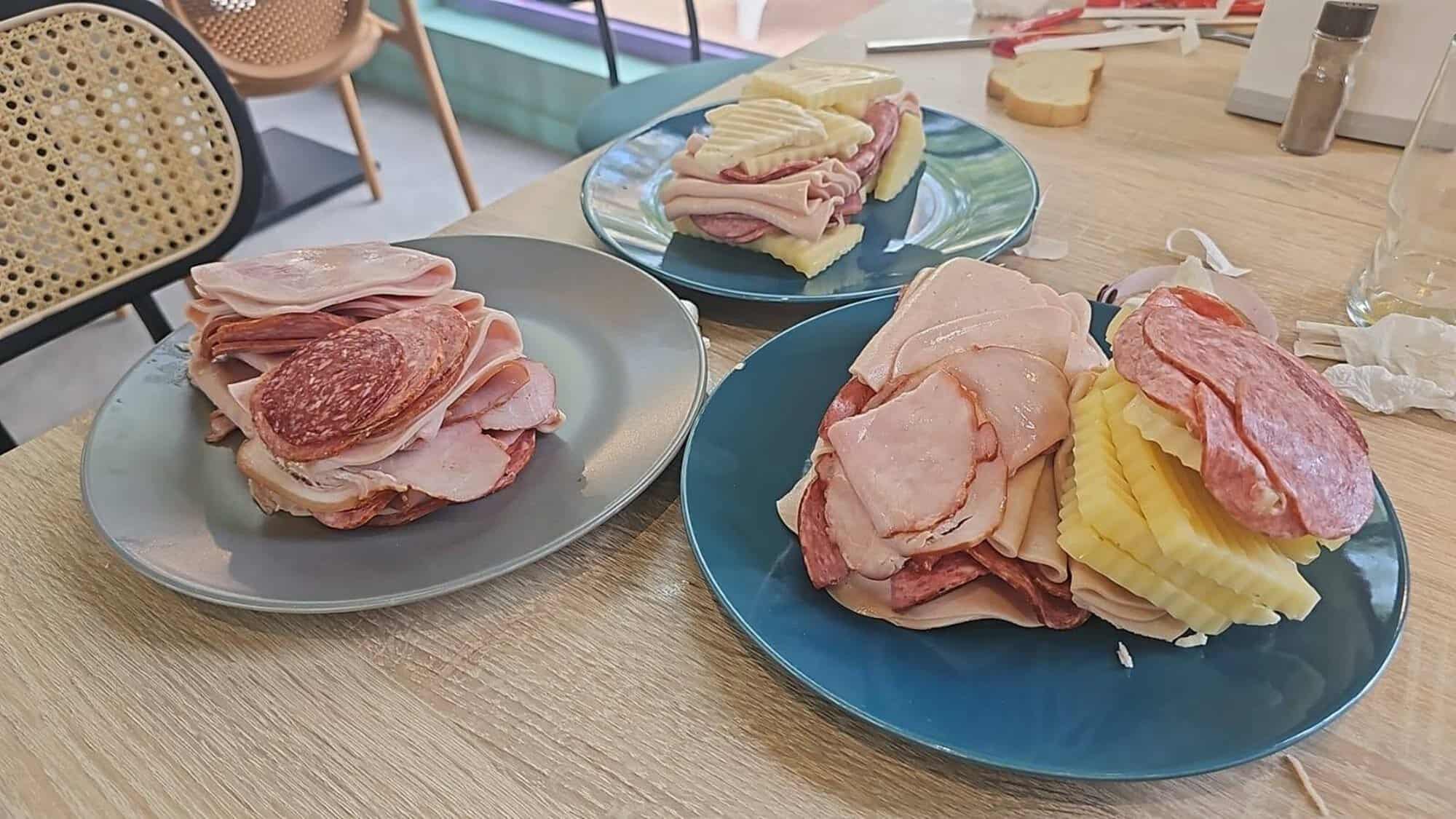 2,6 kilograme de alimente au fost luate în cameră din restaurantul unui hotel de 4 stele. Pozele au stârnit dezbateri în mediul online