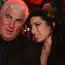 Tatăl artistei Amy Winehouse trebuie să plătească un milion de lire prietenilor ei. Care este motivul